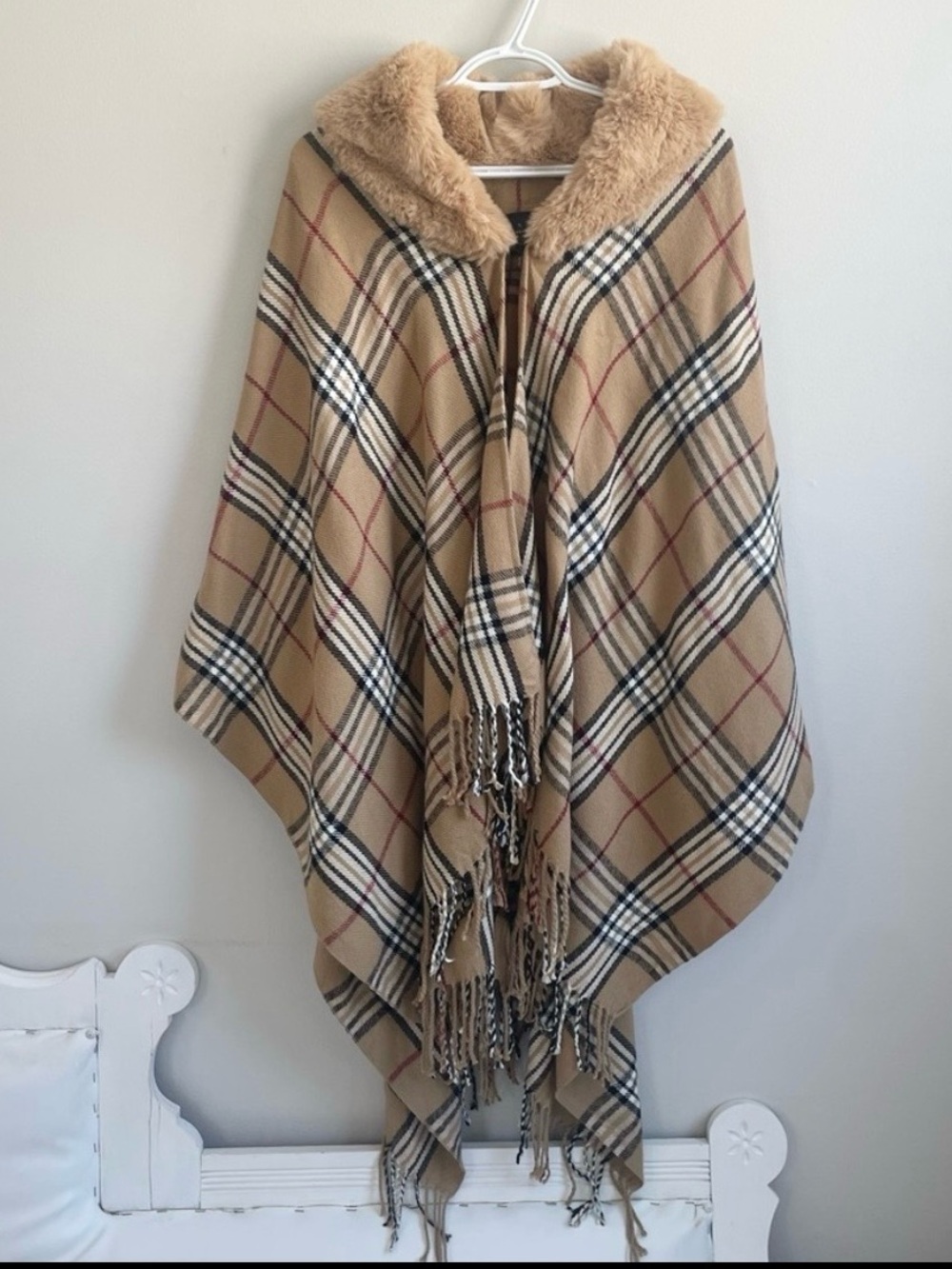 V FRASS KHAKI TAN BLACK WHITE RED PLAID CAPE PONCHO FAUX FUR COLLAR GINGHAM
